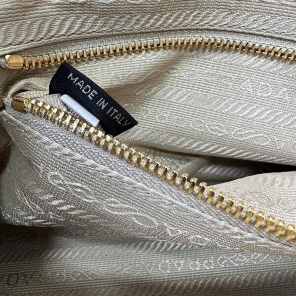 Prada Medium leather handbag(high-end grade) - Image 6